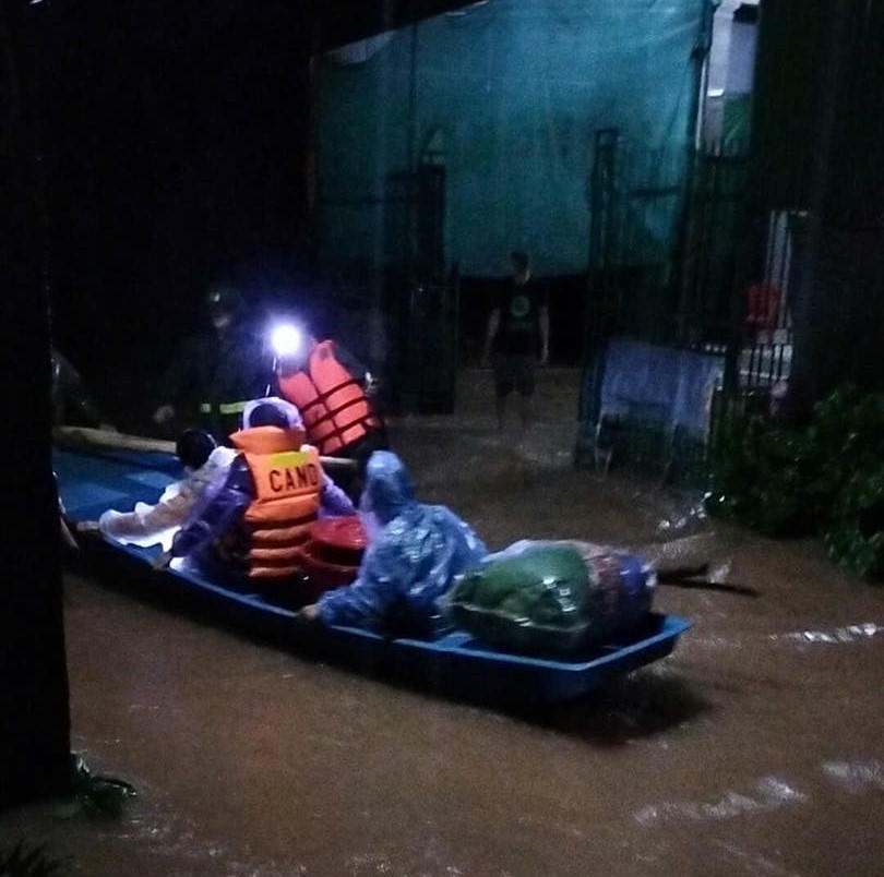 Lực lượng chức năng xã Cẩm Duệ xuyên đêm hỗ trợ sơ tán người dân. Ảnh: CD.