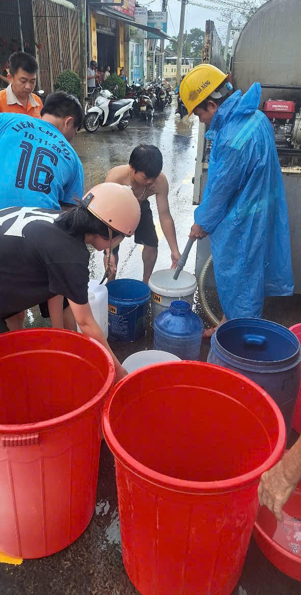 Xe bồn cấp nước lưu động. Ảnh: Nguyễn Tú.