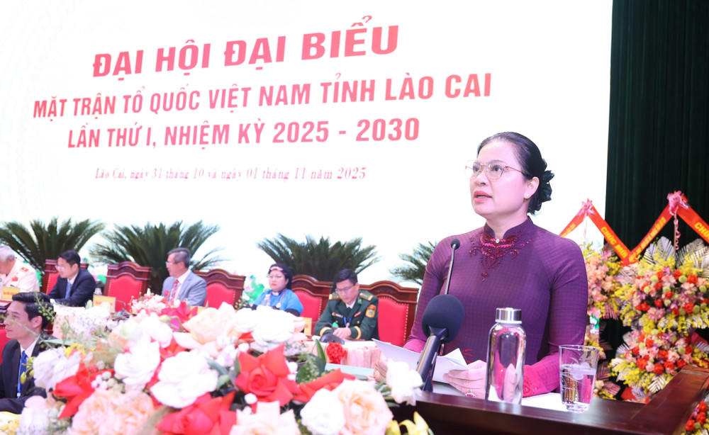 Bà Hà Thị Nga - Ủy viên Ban Chấp hành Trung ương Đảng, Phó Chủ tịch Ủy ban Trung ương MTTQ Việt Nam phát biểu chỉ đạo Đại hội. Ảnh: Báo Lào Cai.