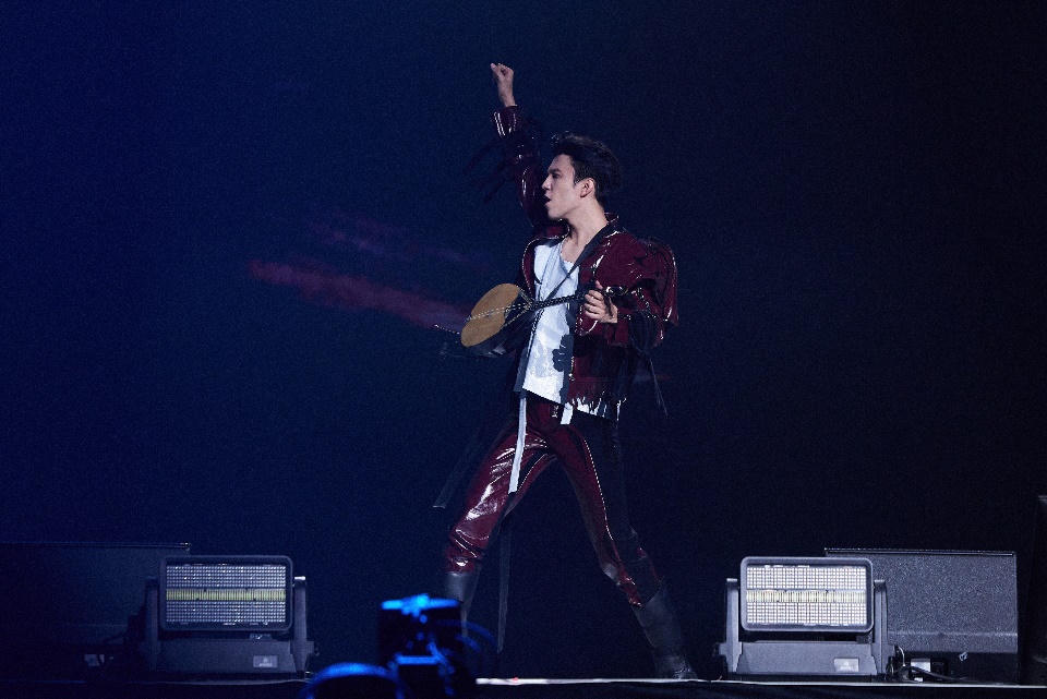 Dimash Kudaibergen: Tại sao cả thế giới “phát cuồng” trước một giọng hát?