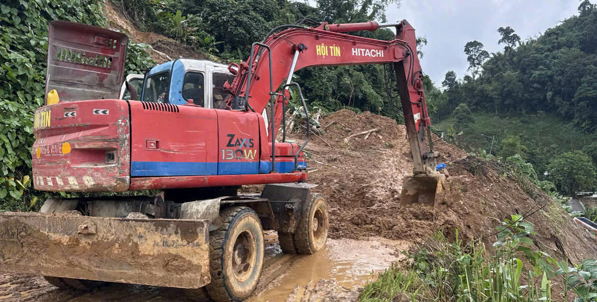 Lực lượng chức năng xã Nam Trà My huy động máy móc khắc phục điểm sạt lở. Ảnh: CV.
