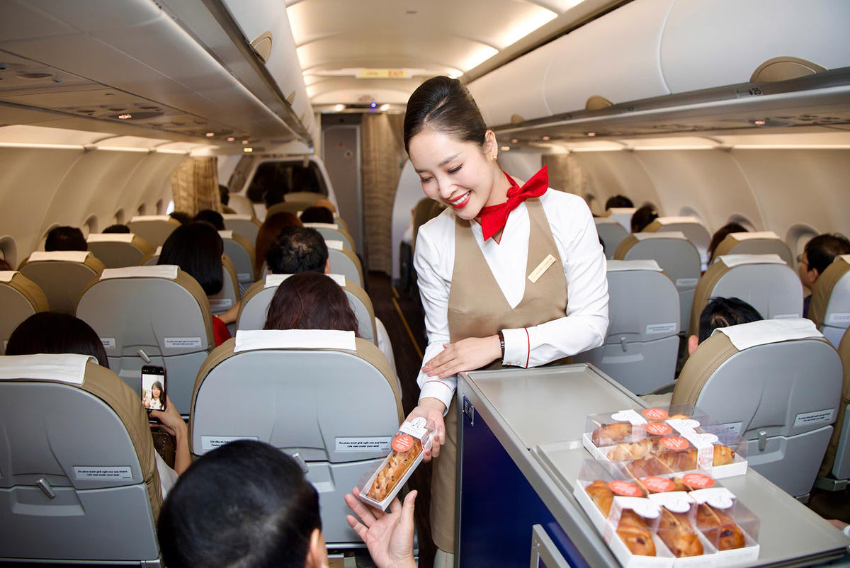 Dịch vụ chu đáo trên chuyến bay Sun PhuQuoc Airways.&nbsp;Ảnh sun phuquoc airway