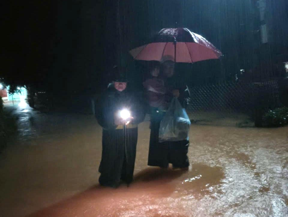 Người già, trẻ nhỏ được lực lượng chức năng xã Cẩm Duệ đến tận nhà đưa lên thuyền sơ tán. Ảnh: CD.