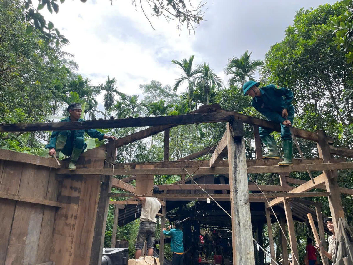 Xã Trà Tập huy động lực lượng cùng người dân tháo dỡ nhà của 11 hộ dân làng Tắk Ri do ngọn đồi ở phía sau nứt toác, sạt lở. Ảnh: Dương Ngân.