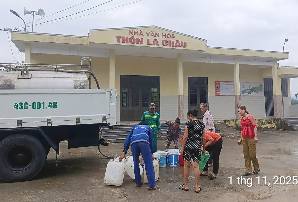 Đà Nẵng: Điều động xe bồn cấp nước sạch cho người dân vùng lũ