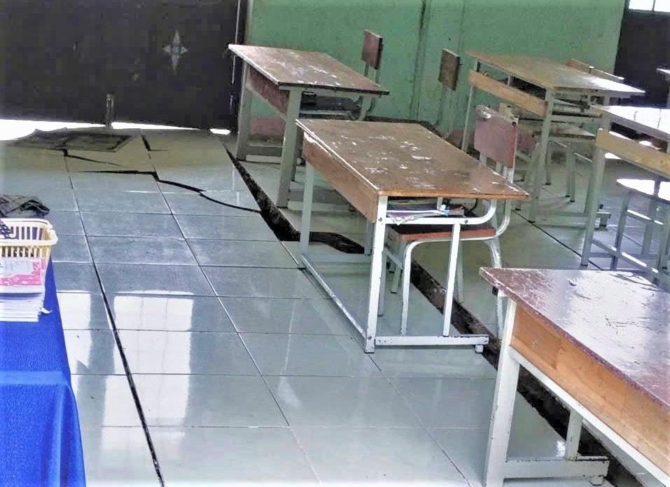 Vết sụt trồi trong phòng học tại điểm trường Tak Ngo. Ảnh: CV.