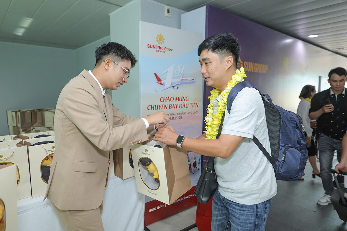 Những hành khách đầu tiên đến Phú Quốc từ chuyến của Sun PhuQuoc Airways.&nbsp;Ảnh sun phuquoc airway