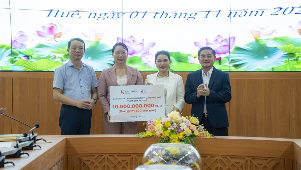 Quỹ Khởi Sự Từ Tâm trao 10 tỷ đồng hỗ trợ người dân thành phố Huế khắc phục hậu quả mưa lũ. Ảnh Đ.H.