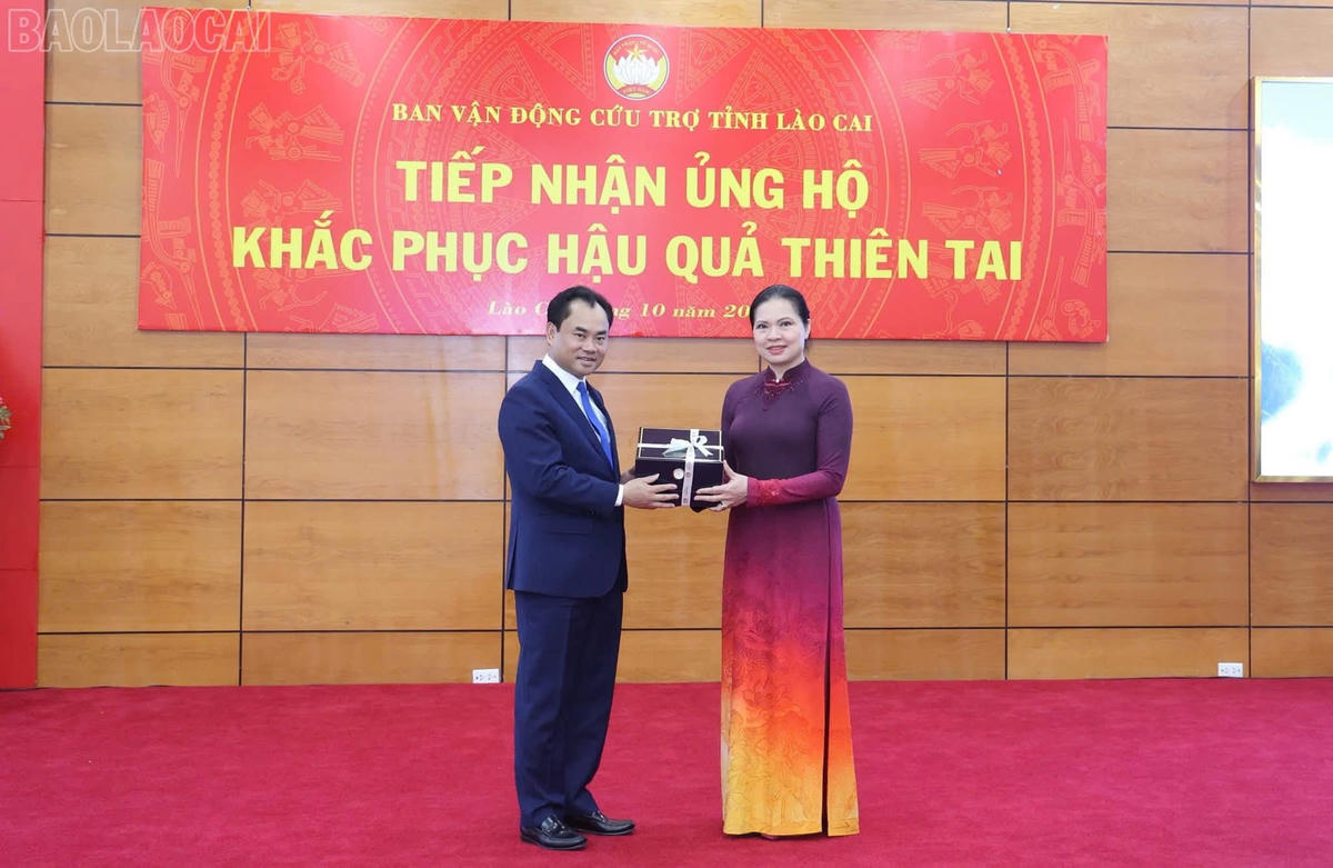 &nbsp;Bí thư Tỉnh ủy Lào Cai tặng quà lưu niệm cho&nbsp;Ủy viên Ban Chấp hành Trung ương Đảng, Phó Chủ tịch Ủy ban Trung ương MTTQ Việt Nam Hà Thị Nga. Ảnh: Thanh Xuân