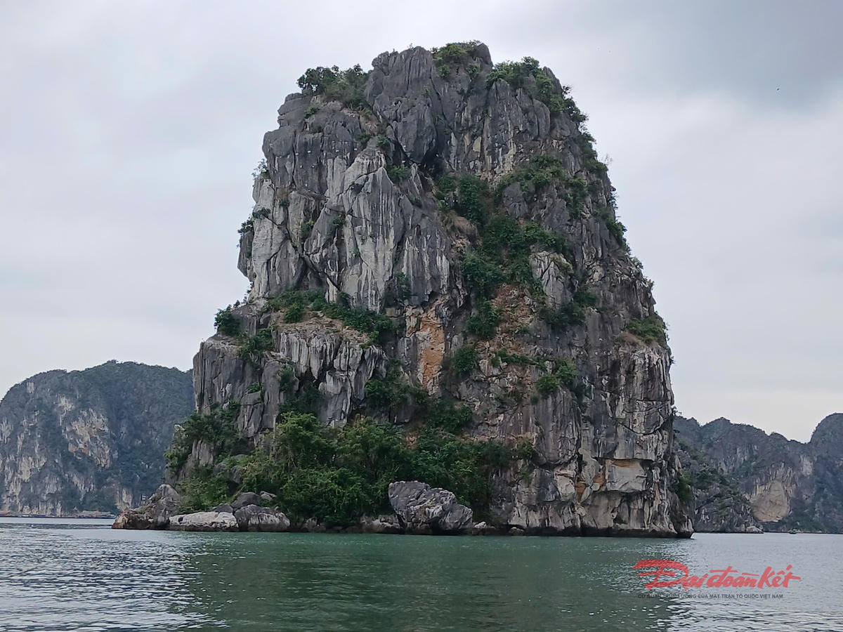 Theo ghi nhận, hiện nay chính quyền tỉnh Quảng Ninh đã hoàn tất việc tháo dỡ dàn đèn trình diễn ánh sáng nghệ thuật trên 3 ngọn núi ở vịnh Hạ Long (khu vực gần Quảng trường 30-10). Ảnh: Nguyễn Quý.