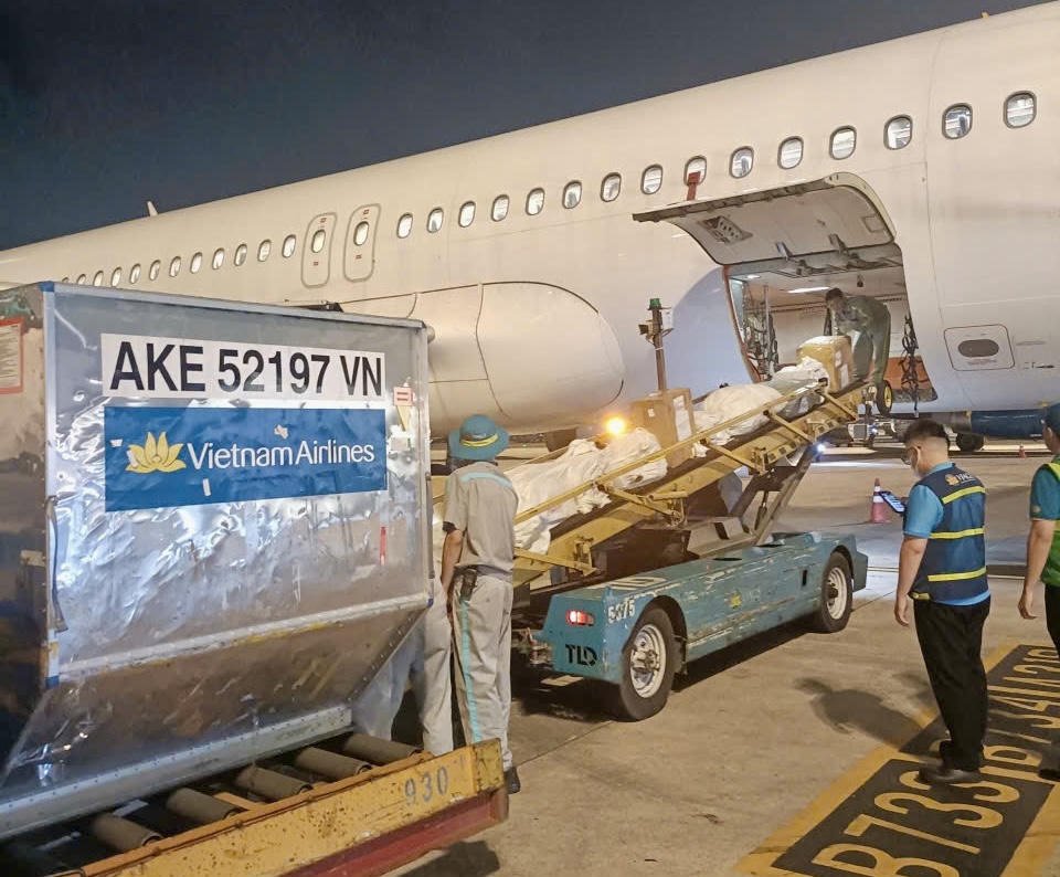 Vietnam Airlines ưu tiên tải chất xếp hàng hóa hỗ trợ vùng mưa lũ miền Trung để vận chuyển nhanh nhất có thể, kịp thời đến được đồng bào vùng lũ lụt bị ảnh hưởng.