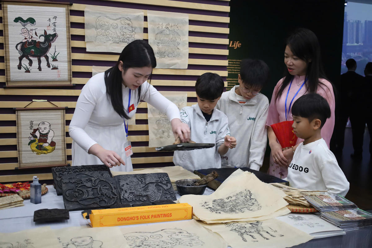 Các bạn nhỏ Việt Nam tại Hàn Quốc tìm hiểu về nghệ thuật in tranh Đông Hồ (ảnh: BTC)