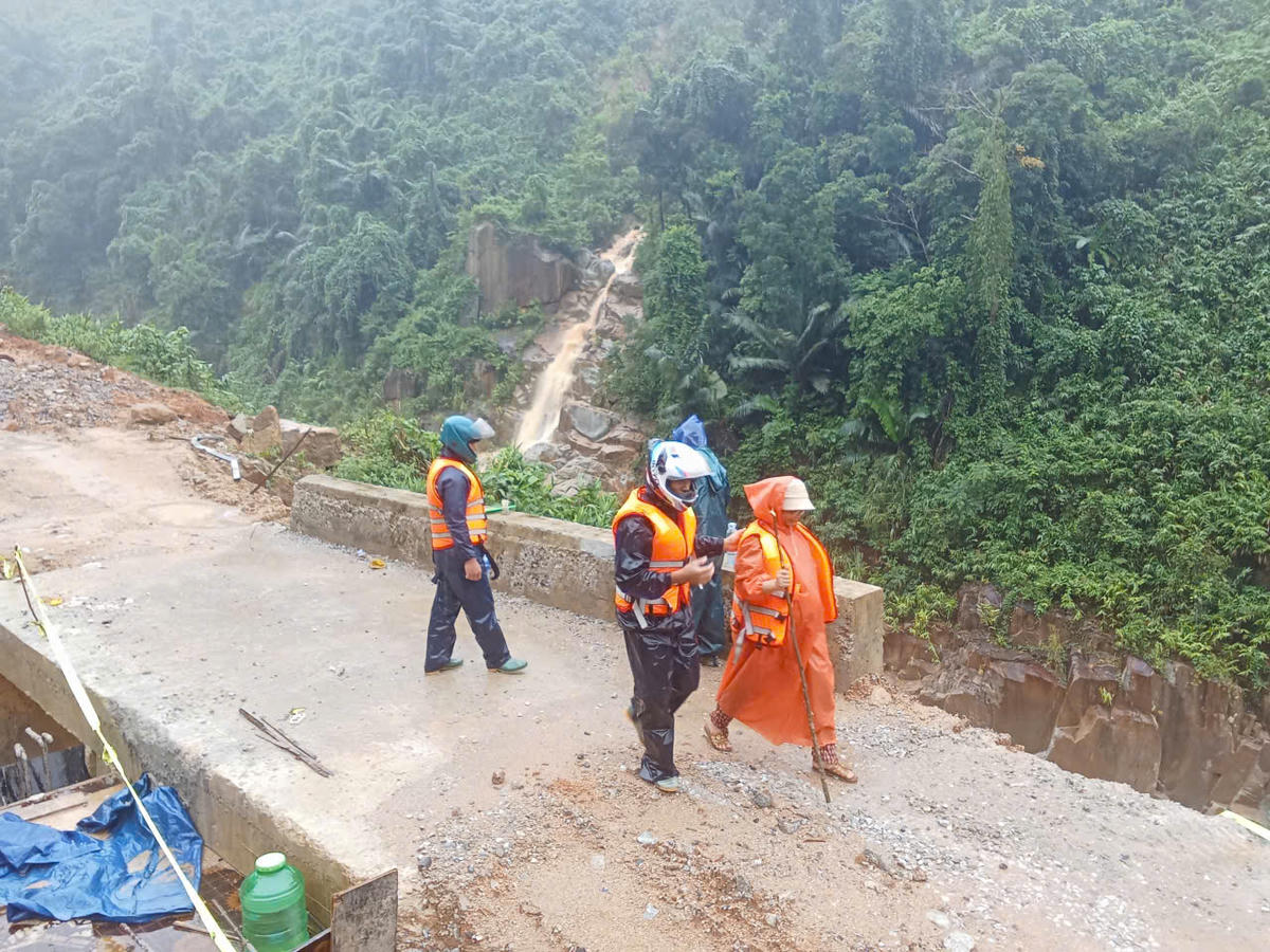 Lực lượng chức năng đưa chị Khuyên đến trạm Y tế an toàn. Ảnh: CV.