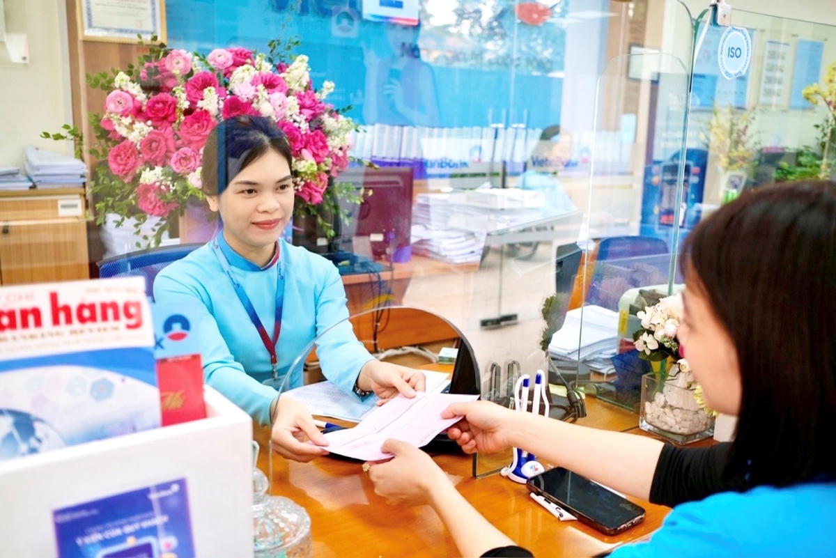 Bộ phận một cửa trong giờ làm việc tại Trụ sở Chi nhánh Bắc Thăng Long.. 