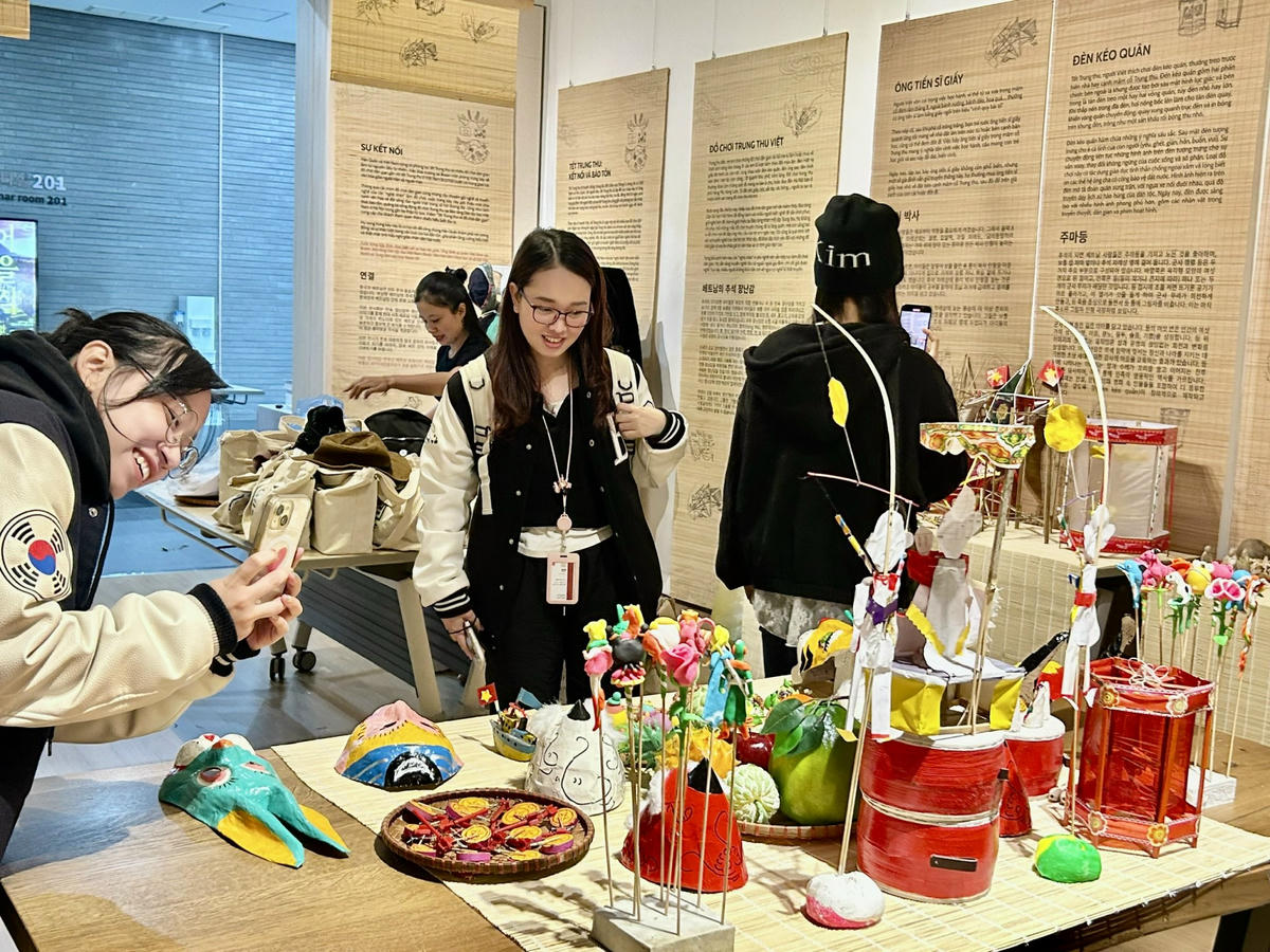 Khách tham quan check-in cùng mâm cỗ trông trăng truyền thống của Việt Nam (ảnh: BTC)