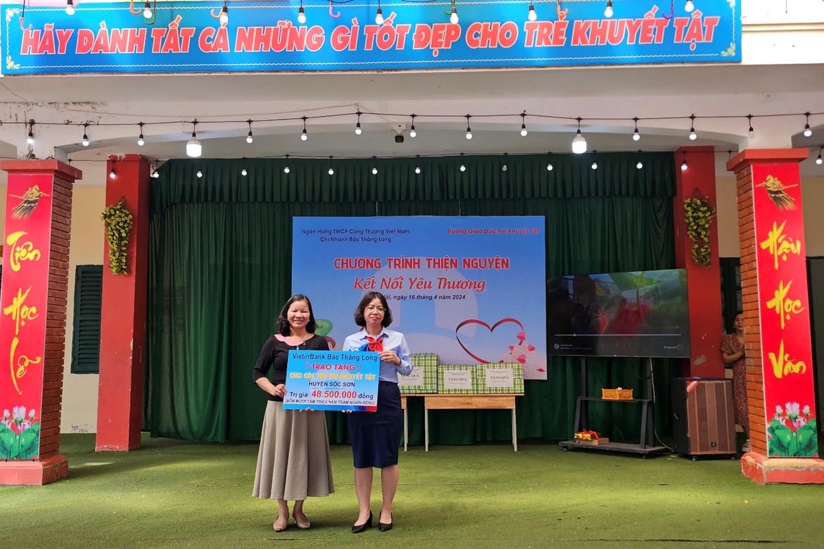 Bà Nguyễn Thị Vân Hà, Phó Giám đốc, Phó Chủ tịch CĐ VietinBank Bắc Thăng Long trao quà cho UBND xã Đa Phúc và Trường giáo dục trẻ khuyết tật Sóc Sơn.