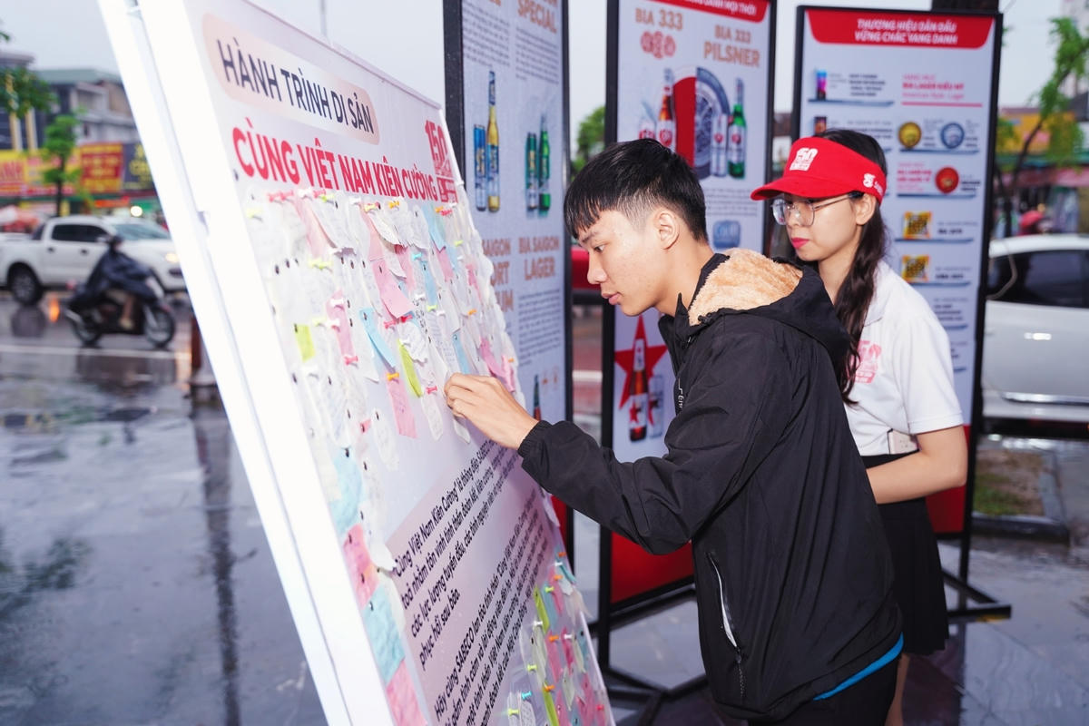 Người dân viết lời nhắn nhủ đến đồng bào bị ảnh hưởng bởi bão lũ tại hoạt động Bức Tường Gắn Kết