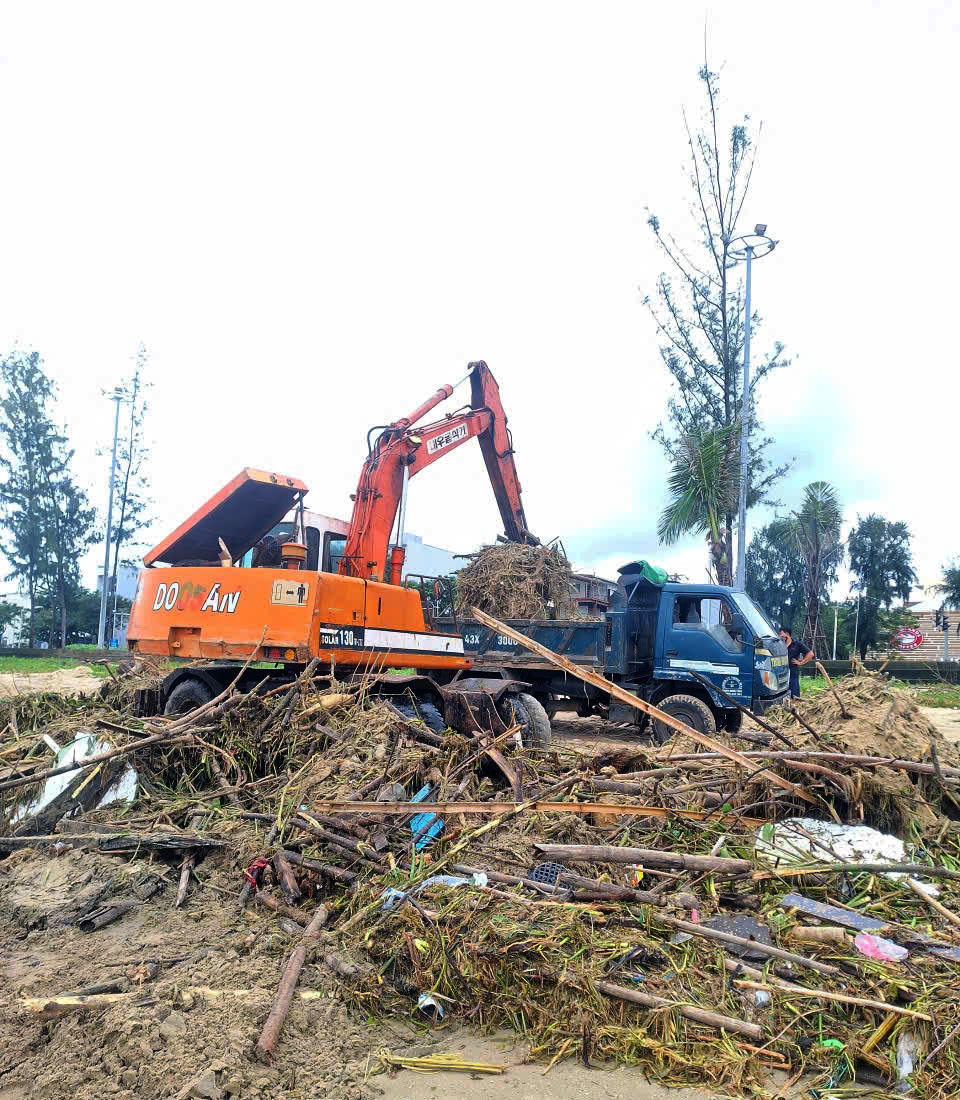 Xí nghiệp Môi trường sông biển trực chiến tại vịnh Đà Nẵng. Ảnh: Nguyễn Tú.