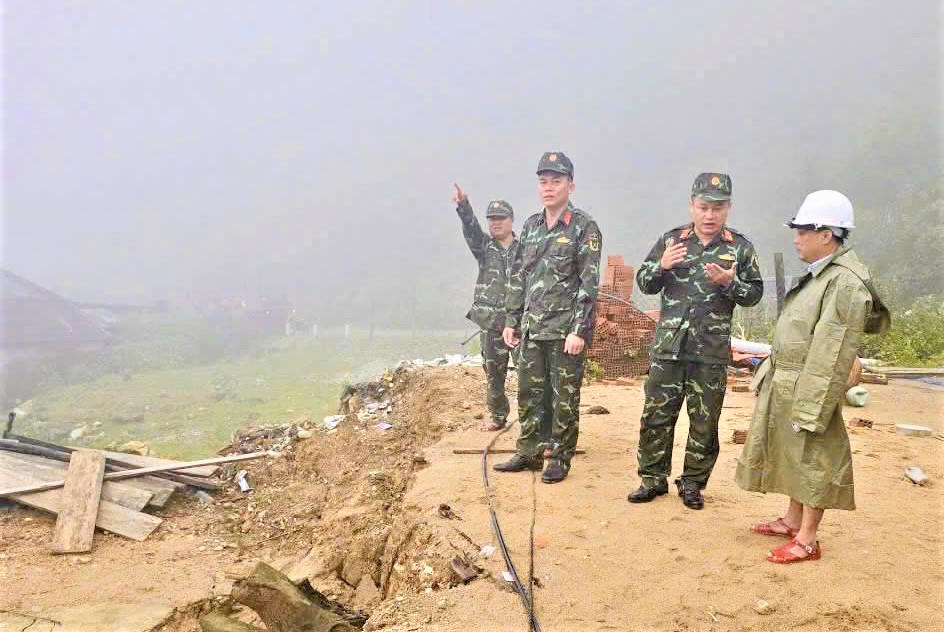 Hai vệt nứt lớn xuất hiện trên mái taluy dương Quốc lộ 24. Ảnh: CV.