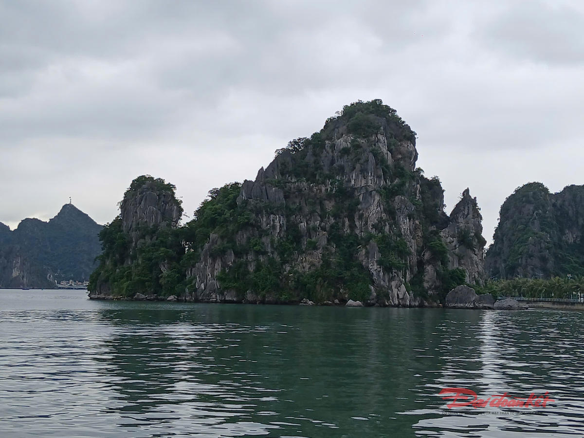 Một trong những ngọn núi vừa được "tháo gông". Ảnh: Nguyễn Quý.