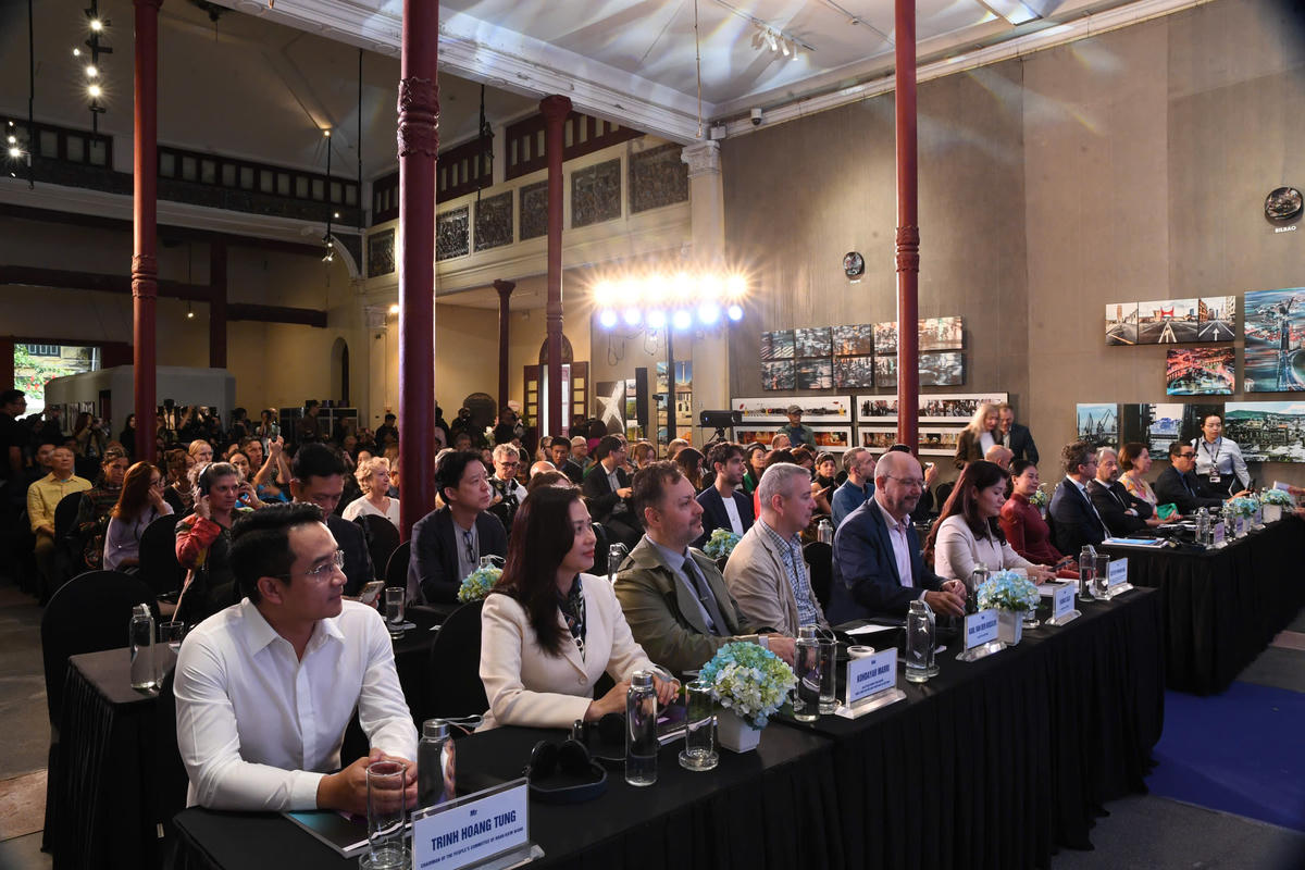 Các đại biểu tham dự lễ khai mạc. Ảnh: Phạm Sỹ.