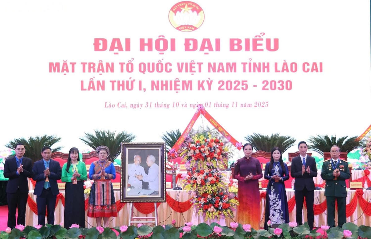 Bà Hà Thị Nga - Ủy viên Ban Chấp hành Trung ương Đảng, Phó Chủ tịch Ủy ban Trung ương MTTQ Việt Nam tặng hoa chúc mừng đại hội. Ảnh: Thanh Xuân.