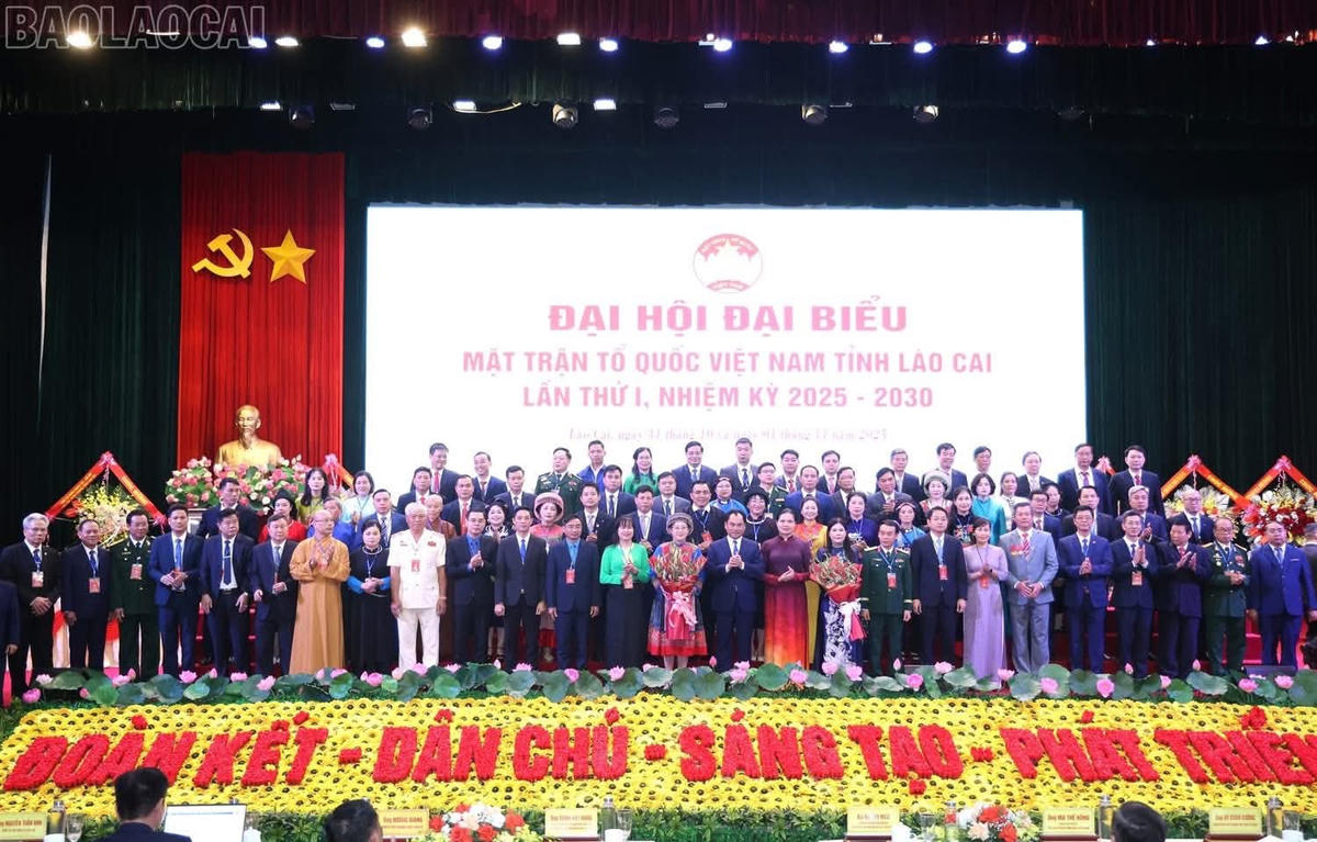 Các đồng chí lãnh đạo Ủy ban Trung ương MTTQ Việt Nam và lãnh đạo tỉnh Lào Cai tặng hoa chúc mừng Ủy ban MTTQ Việt Nam tỉnh Lào Cai khóa I, nhiệm kỳ 2025 - 2030. Ảnh: Báo Lào Cai.