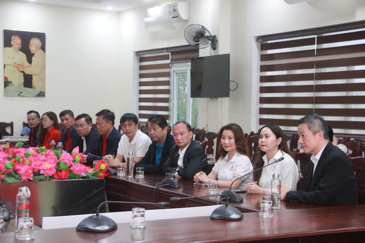 Lãnh đạo SABECO gặp gỡ đại diện lãnh đạo tỉnh Nghệ An trong buổi trao tặng