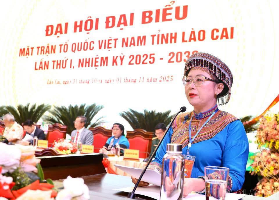 Bà Giàng Thị Dung, Phó Bí thư Tỉnh ủy, Chủ tịch Ủy ban MTTQ Việt Nam tỉnh Lào Cai phát biểu khai mạc đại hội. Ảnh: Thanh Xuân.