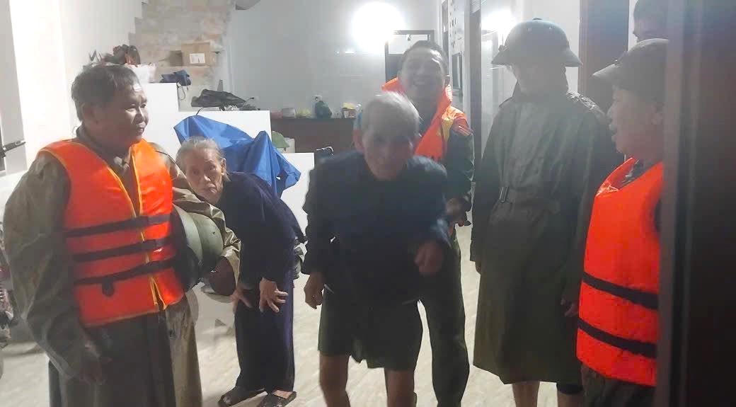 Đến 9h sáng 1/11, xã Cẩm Duệ có 2.900 hộ dân bị ngập lụt, nơi ngập sâu nhất khoảng 2m. Ảnh: CD.