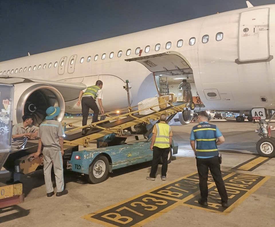 Những kiện hàng nhu yếu phẩm, thuốc men hỗ trợ vùng lũ đầu tiên trên chuyến bay của Vietnam Airlines đã đến Huế