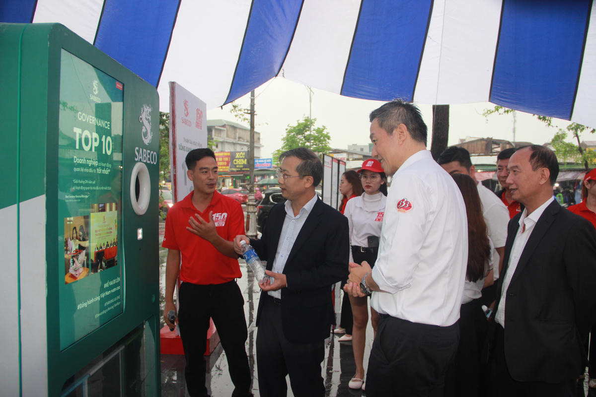 Đại diện lãnh đạo tỉnh Nghệ An tìm hiểu, trải nghiệm máy tái chế thuộc Hành Trình Di Sản của SABECO