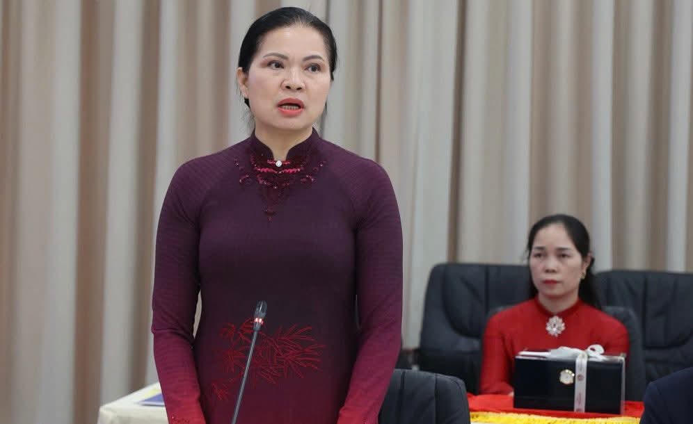 Bà Hà Thị Nga - Ủy viên Ban Chấp hành Trung ương Đảng, Phó Chủ tịch Ủy ban Trung ương MTTQ Việt Nam phát biểu tại buổi ủng hộ. Ảnh: Thanh Xuân.