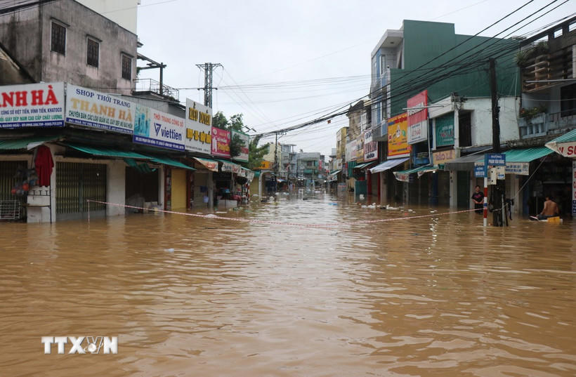 Nước lũ sông Trà Bồng gây ngập sâu khu dân cư trên Quốc lộ 1A xã Bình Sơn, tỉnh Quảng Ngãi ngày 30/10. (Ảnh: Phạm Cường/TTXVN).