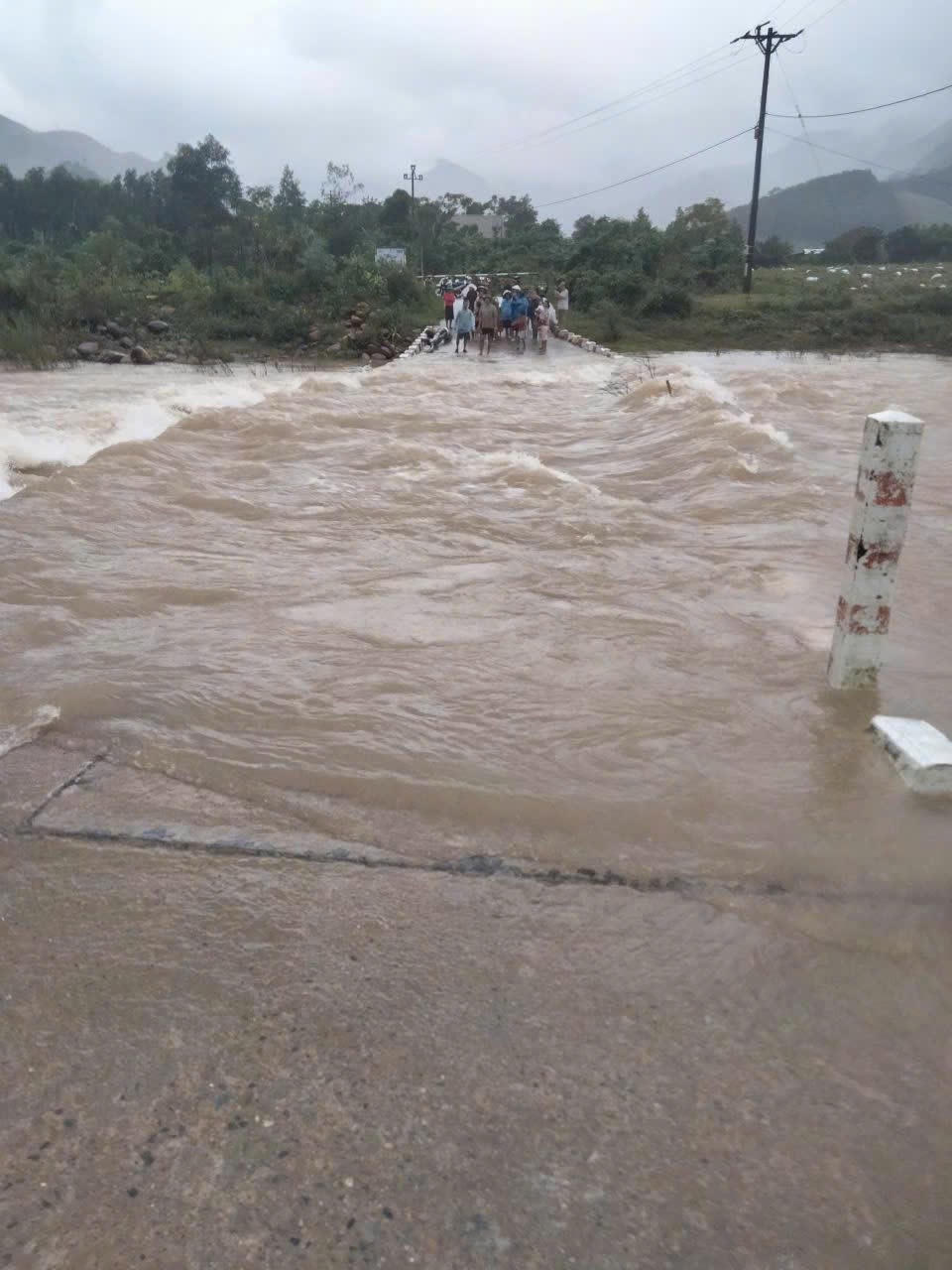 Mưa lớn gây ngập, nước chảy siết ở ngầm tràn. Ảnh: CTV.