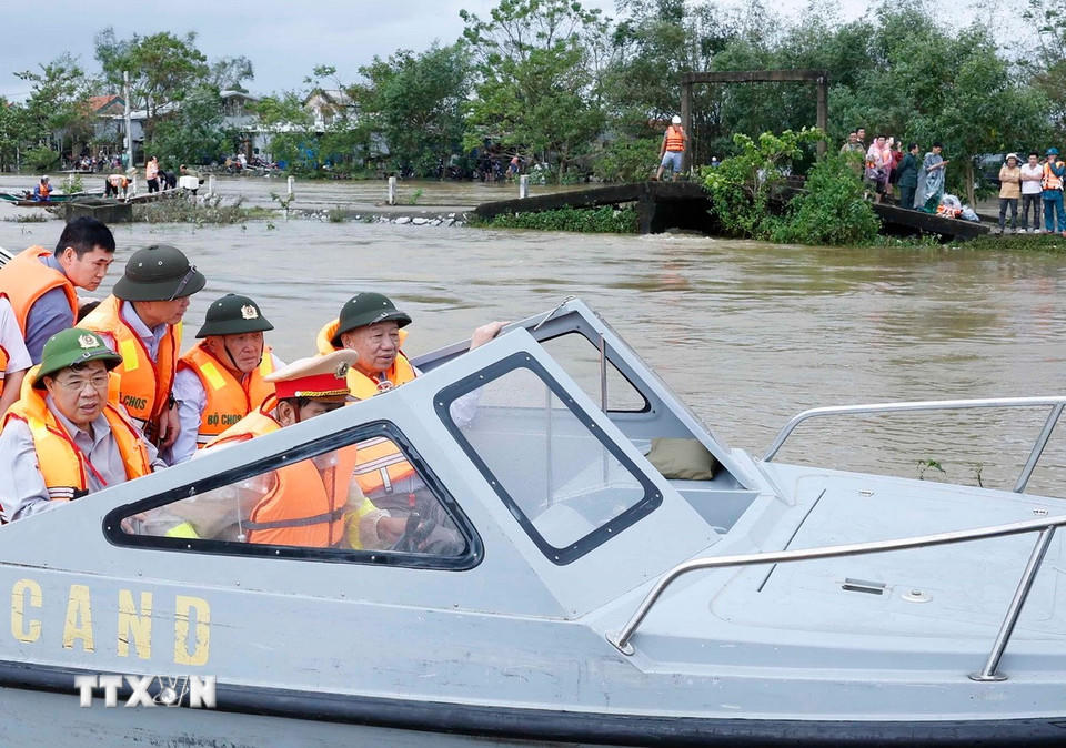 Tổng Bí thư Tô Lâm đến vùng bị chia cắt do mưa lũ tại thôn Khuông Phò Đông, xã Quảng Điền, Thành phố Huế (Ảnh: Thống Nhất/TTXVN)