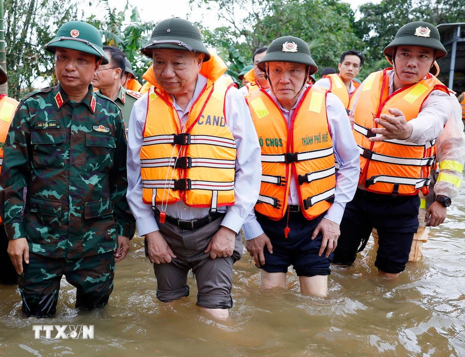 Tổng Bí thư thăm người dân bị ảnh hưởng do mưa, lũ tại thành phố Huế