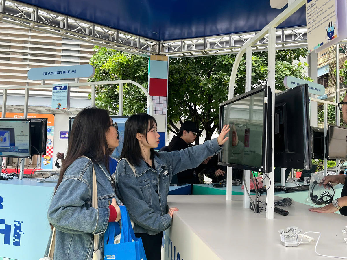 Khách tham dự trải nghiệm công nghệ AI tại Ngày hội&nbsp;Ngoại ngữ và Công nghệ PREP 2025.