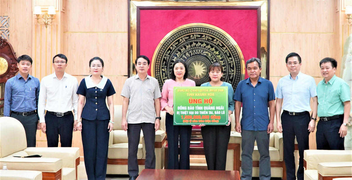 Lãnh đạo tỉnh Khánh Hòa hỗ trợ 1,5 tỷ đồng cho nhân dân tỉnh Quảng Ngãi bị thiệt hại thiên tai gây ra. Ảnh: CV.