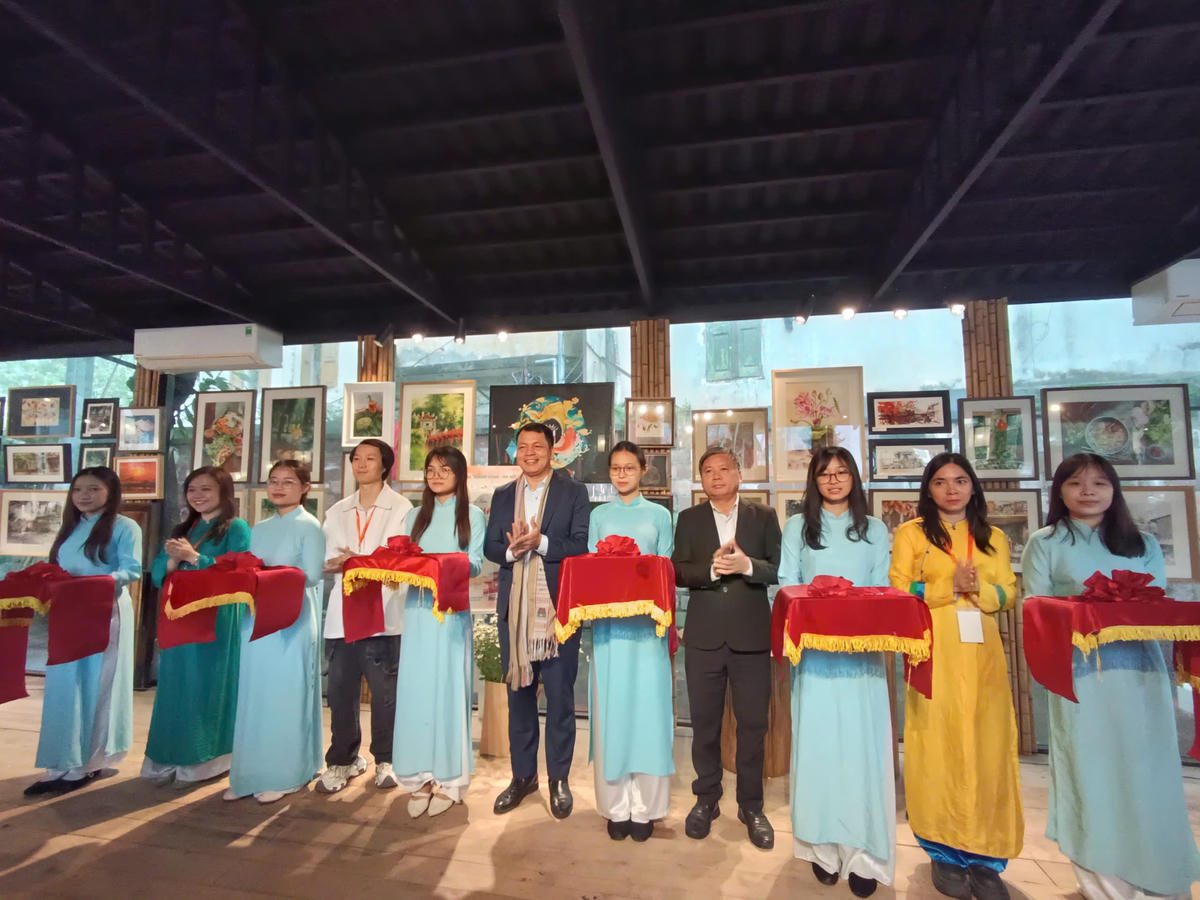 Các đại biểu cắt băng khai mạc. Ảnh: Phạm Sỹ.