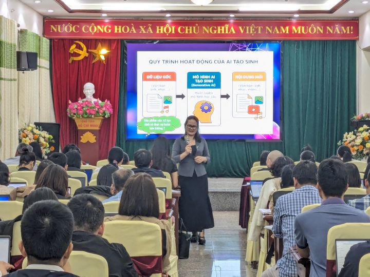 Chuyên gia hướng dẫn ứng dụng trí tuệ nhân tạo trong giáo dục tại lớp tập huấn dành cho giáo viên phổ thông tại Lạng Sơn. Ảnh: VNIES.