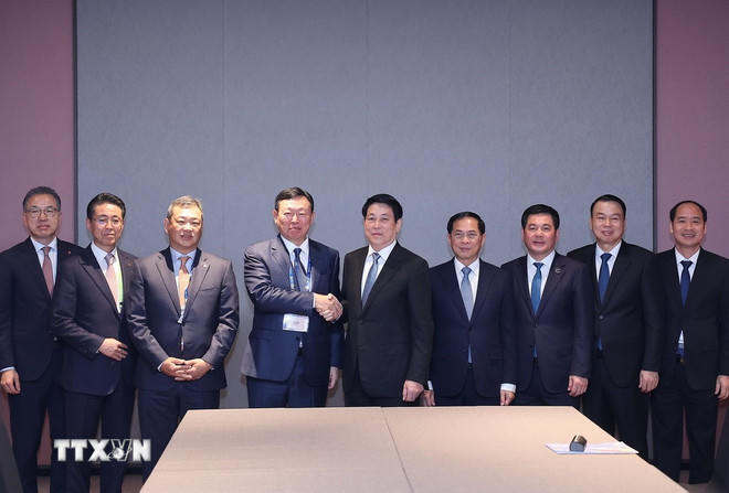 Chủ tịch nước Lương Cường với Chủ tịch Tập đoàn Lotte Shin Dong-bin và các đại biểu. (Ảnh: Lâm Khánh/TTXVN)