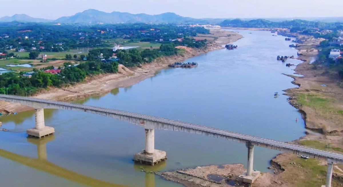 Cầu Sông Lô được xây dựng theo công nghệ hiện đại nhưng đã xuất hiện sự cố sau hơn 10 năm đưa vào sử dụng