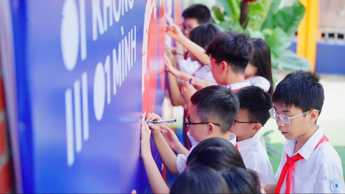 Nhiều trẻ em tham gia chiến dịch “Không một mình” nhằm bảo vệ trẻ em khỏi hiểm họa từ môi trường mạng.