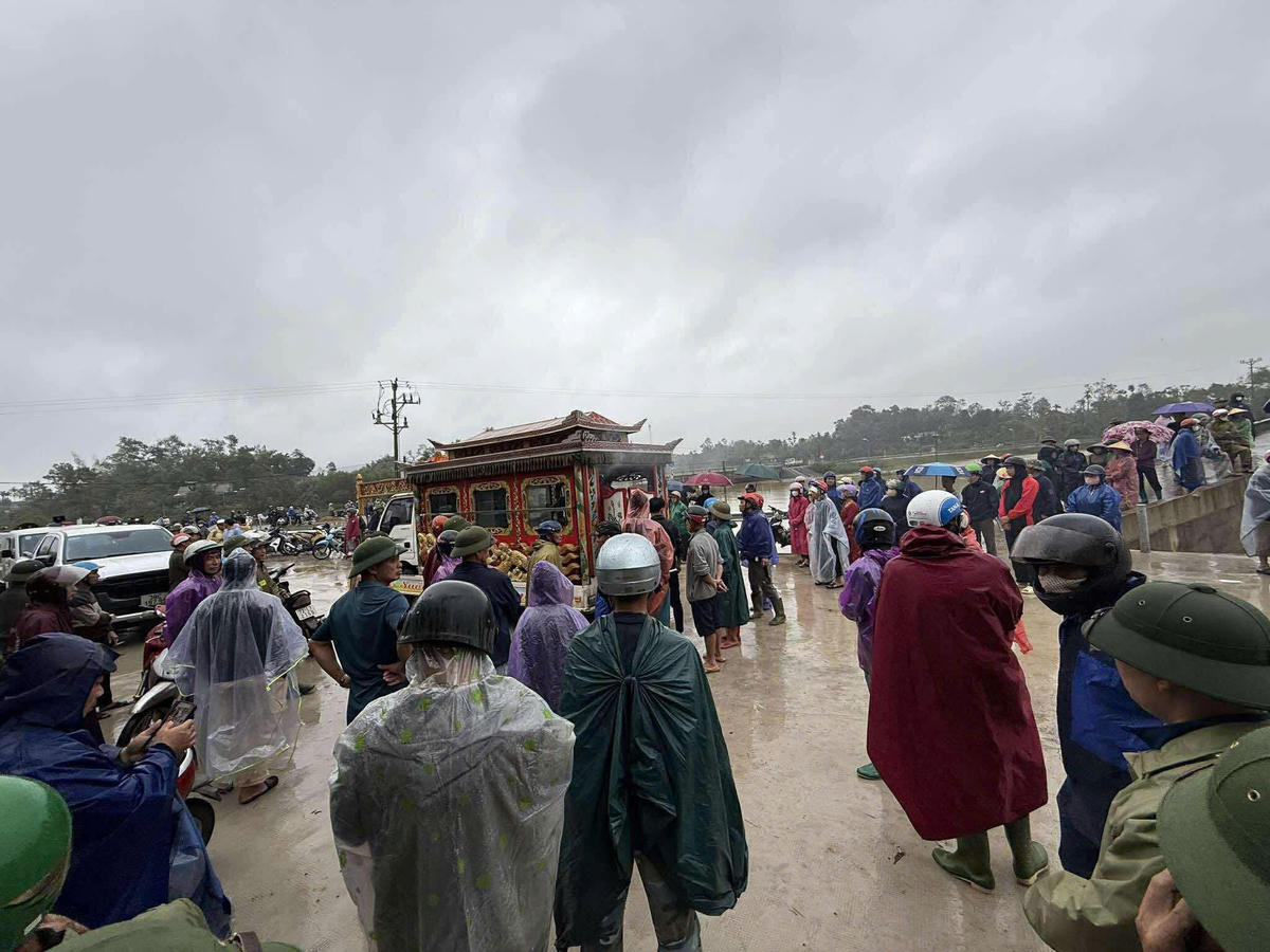 Gia đình, họ hàng tổ chức an táng cho nạn nhân. Ảnh: HK.