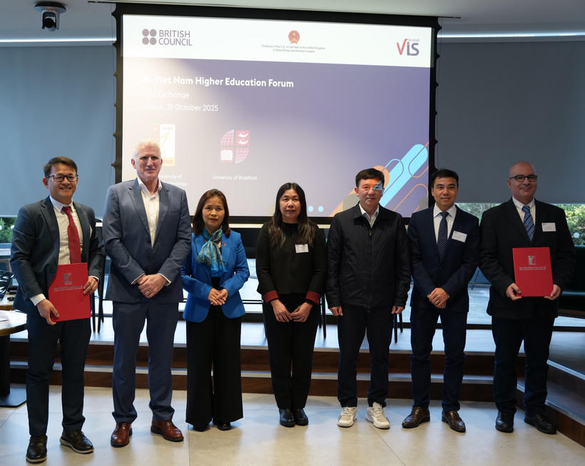 Các trường đại học của hai nước ký kết Biên bản ghi nhớ hợp tác (MOU) tại diễn đàn. (Ảnh: Phong Hà/TTXVN).