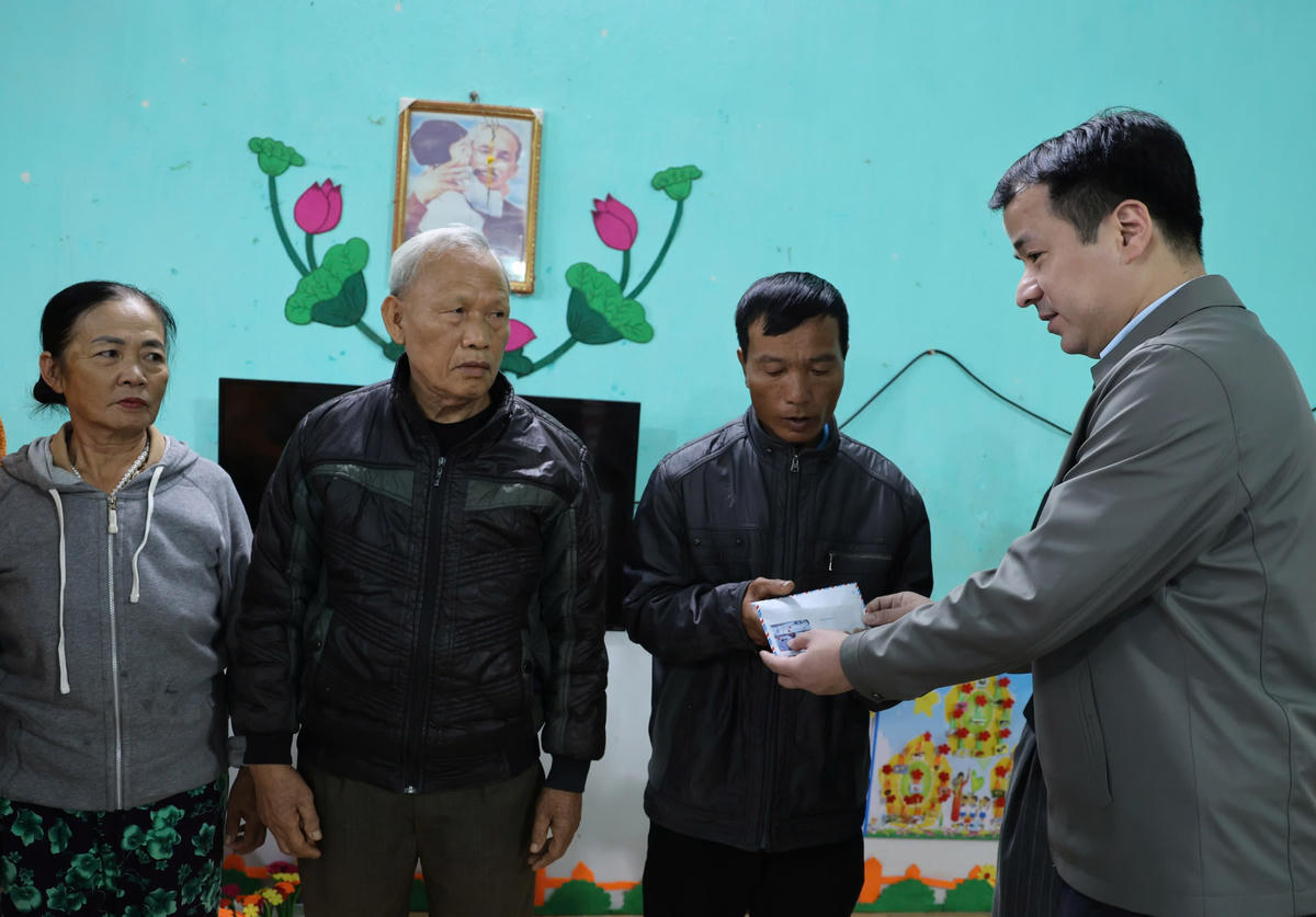 Phó Bí thư Đảng ủy MTTQ, các đoàn thể Trung ương Ngô Văn Cương trao hỗ trợ cho người dân tại xã Tân Yên, tỉnh Bắc Ninh.