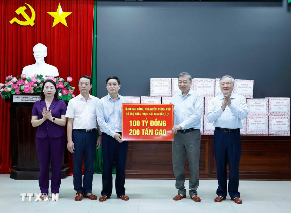 Tổng Bí thư Tô Lâm thay mặt lãnh đạo Đảng, Nhà nước, Chính phủ trao hỗ trợ số tiền 100 tỷ và 200 tấn gạo hỗ trợ, khắc phục hậu quả bão, lũ cho Thành phố Huế (Ảnh: Thống Nhất/TTXVN)