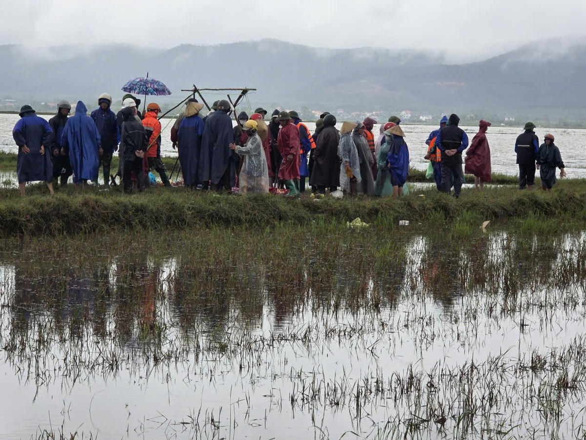 Đã tìm thấy thi thể nam thanh niên mất tích khi đi thả lưới đánh cá. Ảnh: UB.