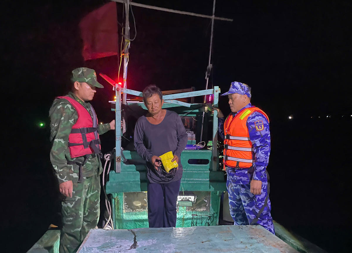 Thuyền trưởng tàu cá KG 31397 TS cùng tang vật vi phạm. Ảnh: Bộ Tư lệnh Vùng Cảnh sát biển 4.